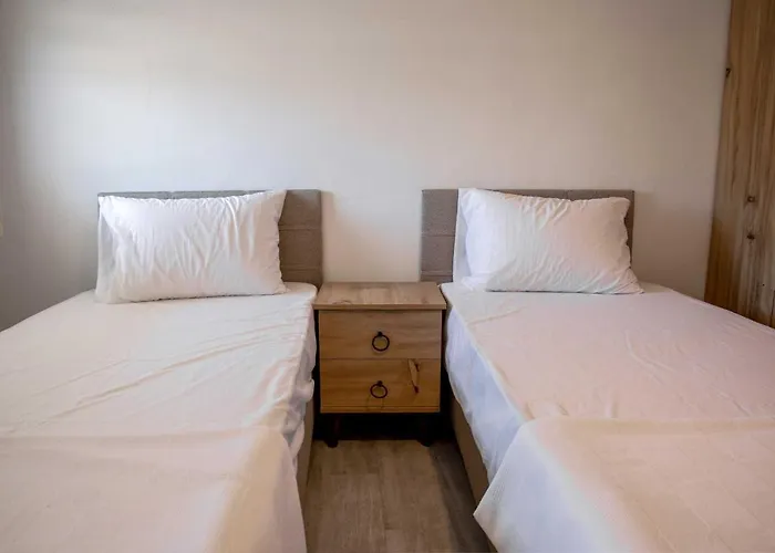 Yaliyani * Yalıçiftlik