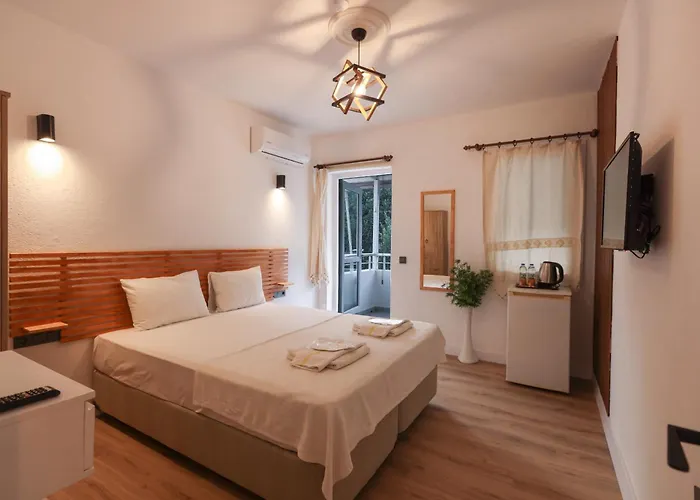 Yaliyani Yalıçiftlik